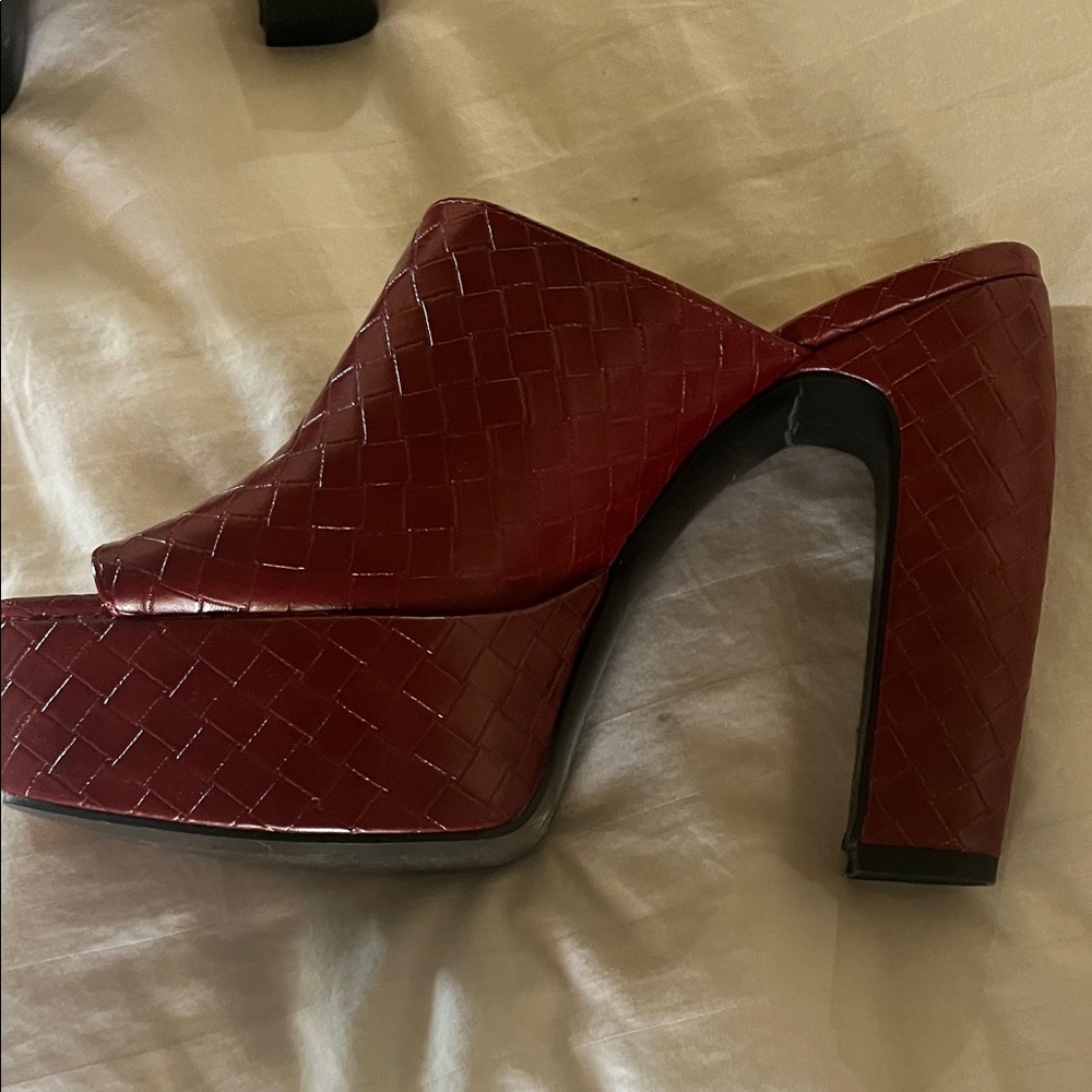 Elegant Red Woven Mules - Picture 6 of 9